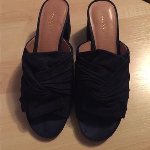 Beautiful navy suede heels